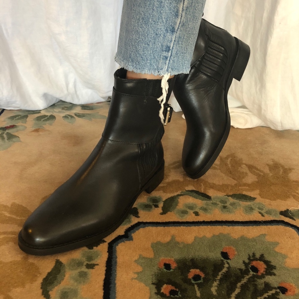 NWT Stellemonelle 100% Leather Chelsea Boots